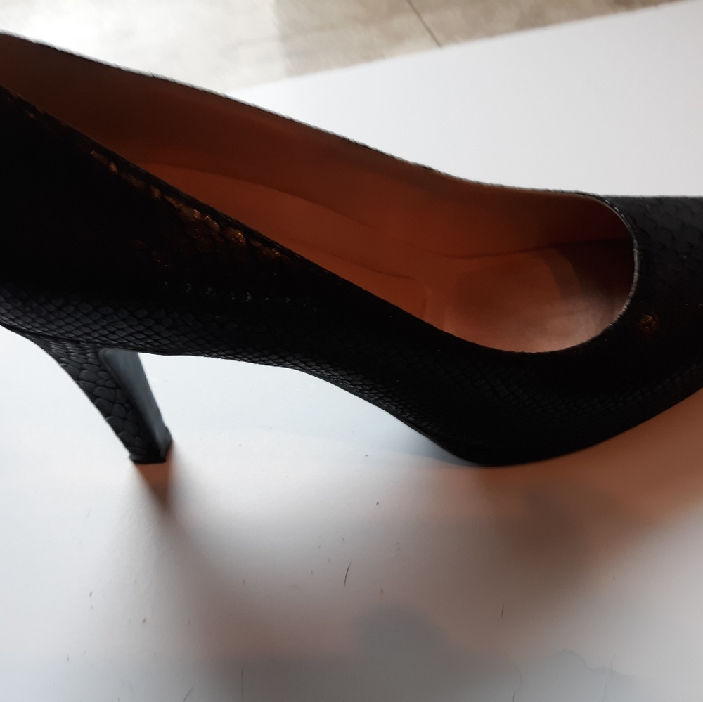 Black snake skin pattern heels